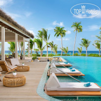 Центральный бассейн в Hilton Maldives Amingiri Resort & Spa 5*