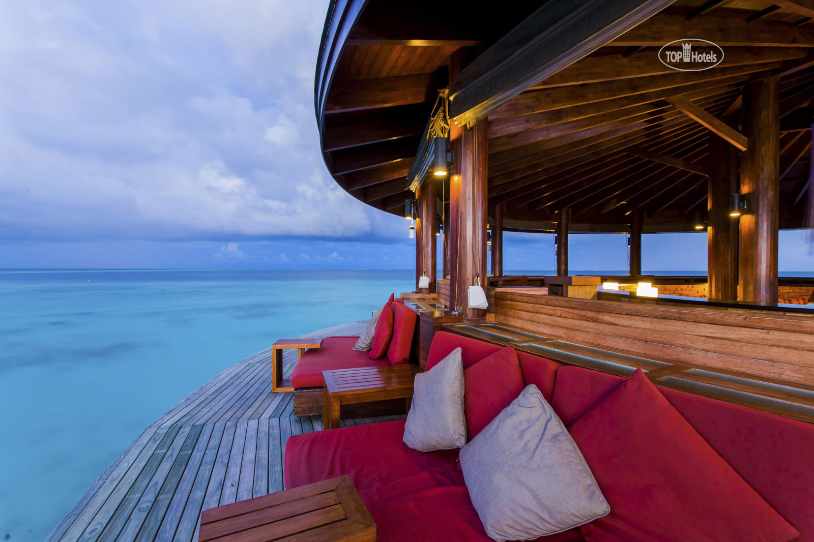 Centara ras fushi resort spa. Centara ras Fushi Maldives. Centara Fushi Resort Spa Maldives. Мальдивы корпоратив.