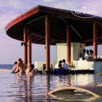 Centara Ras Fushi Resort & Spa Waves Pool Bar