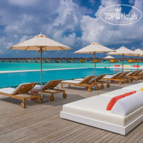 Главный бассейн в The Standard Huruvalhi Maldives 5*