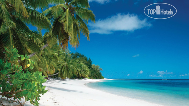 Пляж в Four Seasons Resort Seychelles at Desroches Island 5*