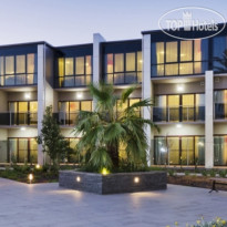 Taylors Lakes Hotel 