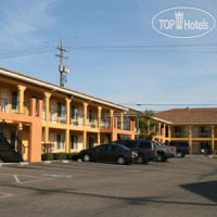 Econo Lodge Inn & Suites Lodi 2*