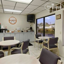 Howard Johnson Express Inn Suites - South Tampa Airport 