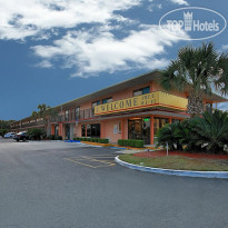 Super 6 Inn & Suites Pensacola 