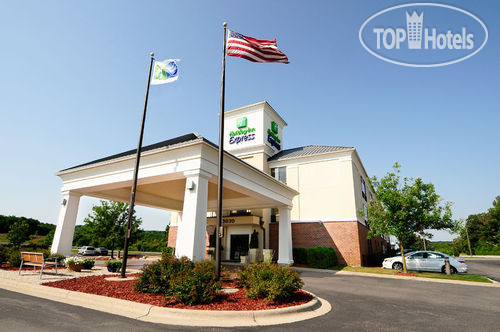 Фотографии отеля  Holiday Inn Express Hotel & Suites Delafield 2*