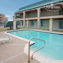 Rodeway Inn & Suites Hwy 290 NW бассейн