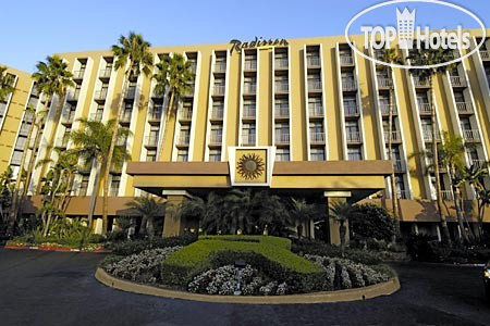 Фотографии отеля  Radisson Newport Beach 3*