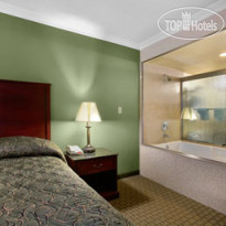 Howard Johnson by Wyndham Reseda Hotel & Suites 