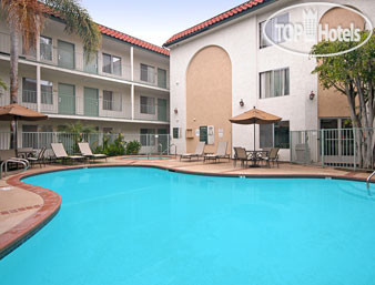 Фото Days Inn & Suites San Diego Near Sea World