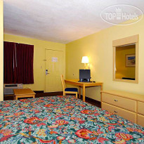 Econo Lodge Inn & Suites Maingate Central 