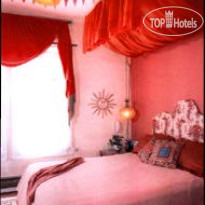 Red Victorian Bed, Breakfast & Art 