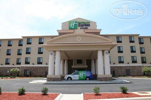 Фотографии отеля  Holiday Inn Express & Suites Huntsville Airport 2*
