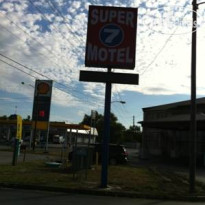 Super 7 Motel 