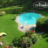 Kurpark Garni Outdoor Pool and Garden