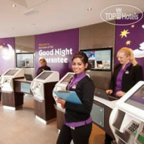 Premier Inn London Gatwick Airport Вестибюль