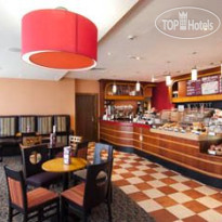 Premier Inn Heathrow Airport Terminal 5 Бар Costa Coffee