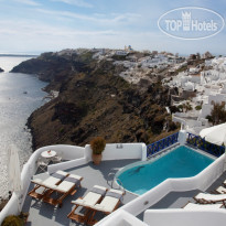 Ikies ikies: Oia’s picturesque villa