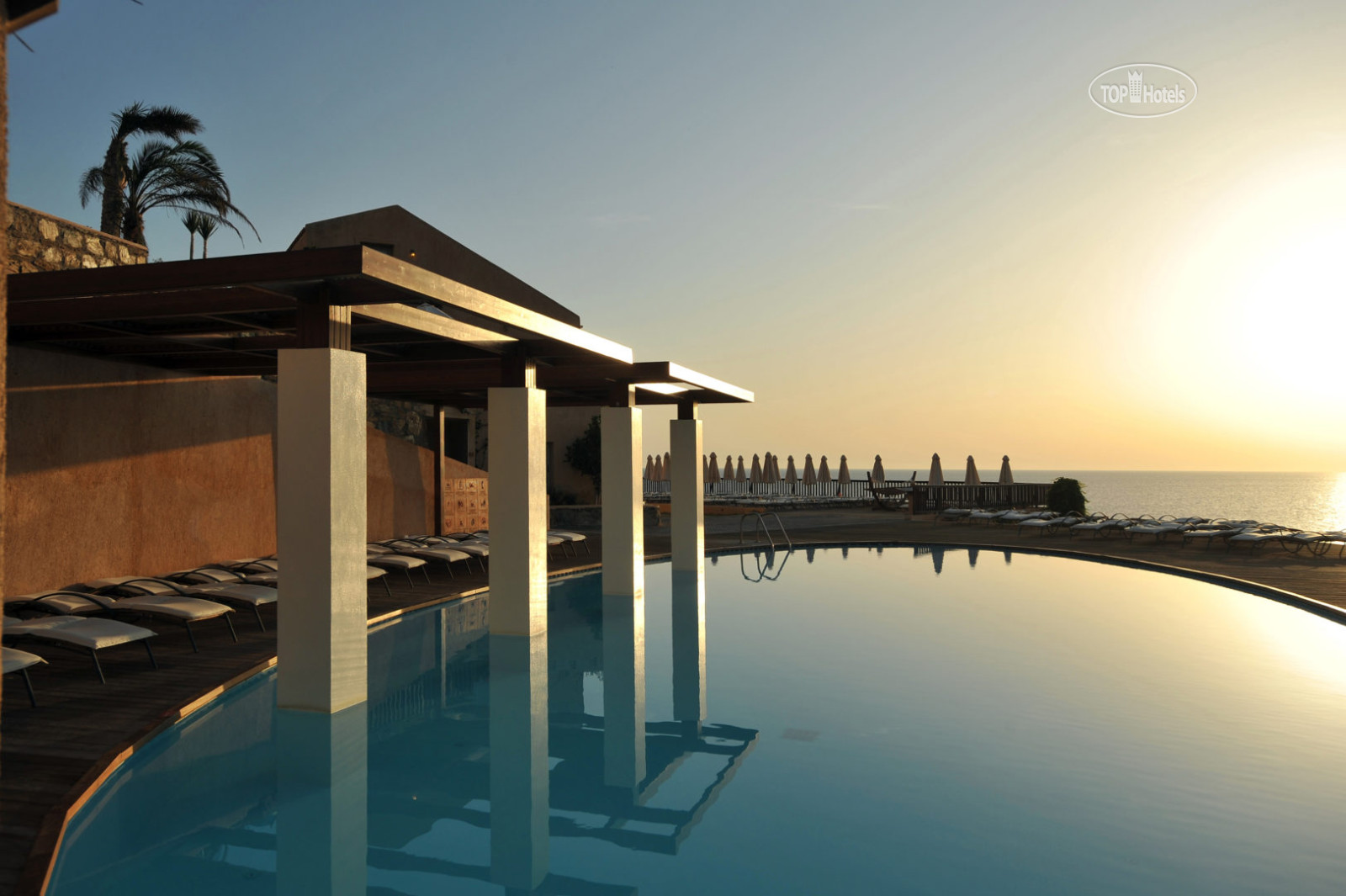 Sea side resort spa 5. Sea side resort spa 5. Море с отелем. Море с отелем. Отели на воде в греции.