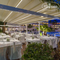 H10 Cambrils Playa Restaurant's terrace at night