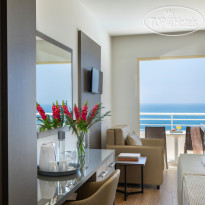 Queen’s Bay Twin Sea-view room