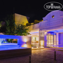 Napa Plaza Hotel Entrance at night