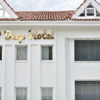 Deep Hotel 