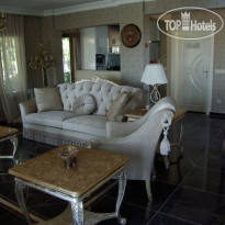 Parla Viens Suites Лобби