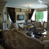 Parla Viens Suites Лобби