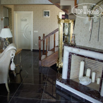 Parla Viens Suites Лобби