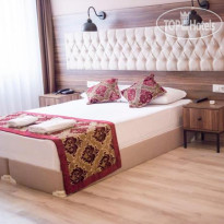 The Reina Hotel 