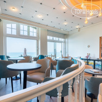 Kyriad Hotel Saint Malo Centre Plage bar with sea views