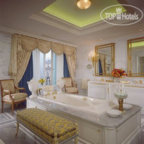 Four Seasons Hotel George V Фото №1