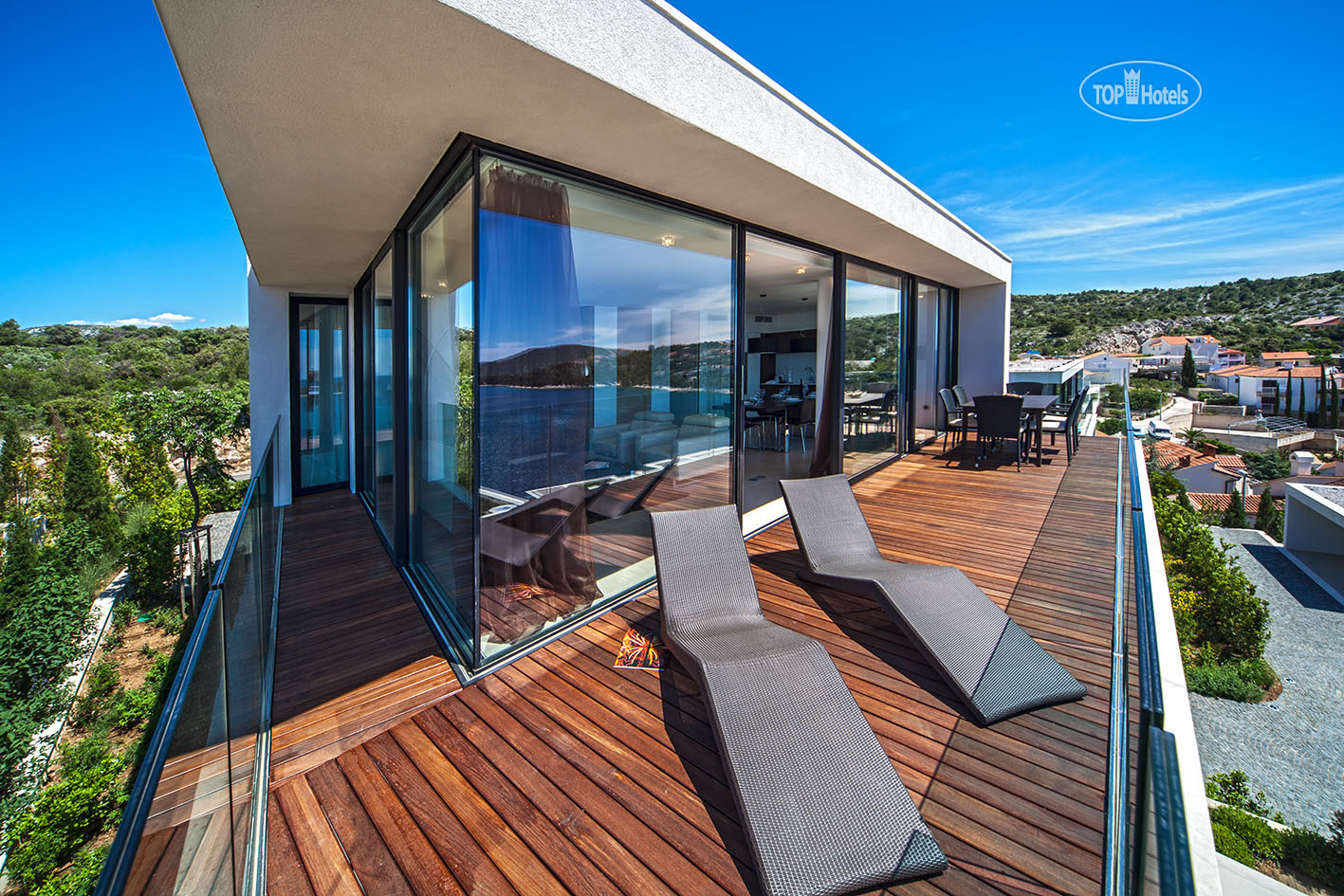 спальня в черно золотых тонах. Villa protaras sea view. пентхаус на холме вид снаружи. пентхаус в майами. апартаменты в one hyde park.