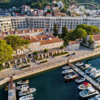 Lazure Marina & Hotel 