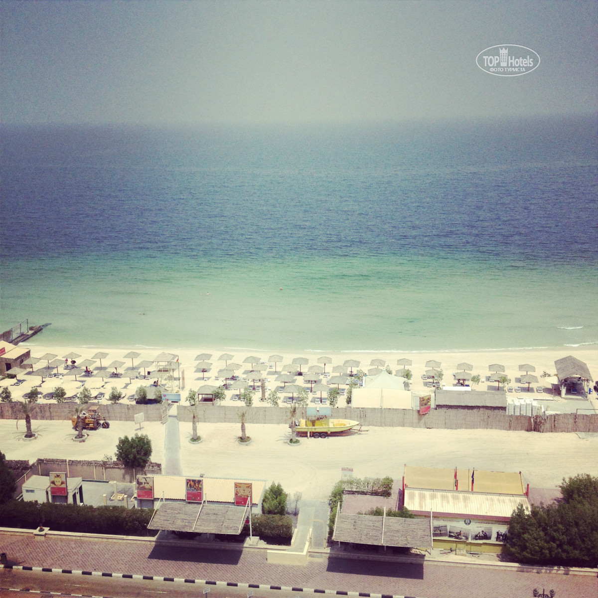 Ramada beach hotel ajman. Ramada Beach Ajman 4. Аджман ОАЭ Бич. Рамада Аджман Бич Пинхас. Рамадан Бич отель Аджман 4.
