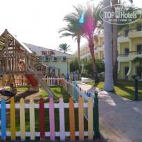 Palm Beach Resort 4* Детская площадка, на заднем плане - СПА-центр и тренажерный зал - Фото отеля