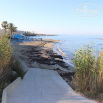 Dionysos Central 3* Пляж у отеля Алое ( Мы купались на нем ) Все устроило. Песочек , сразу не глубоко. Идеально с детьми - Фото отеля