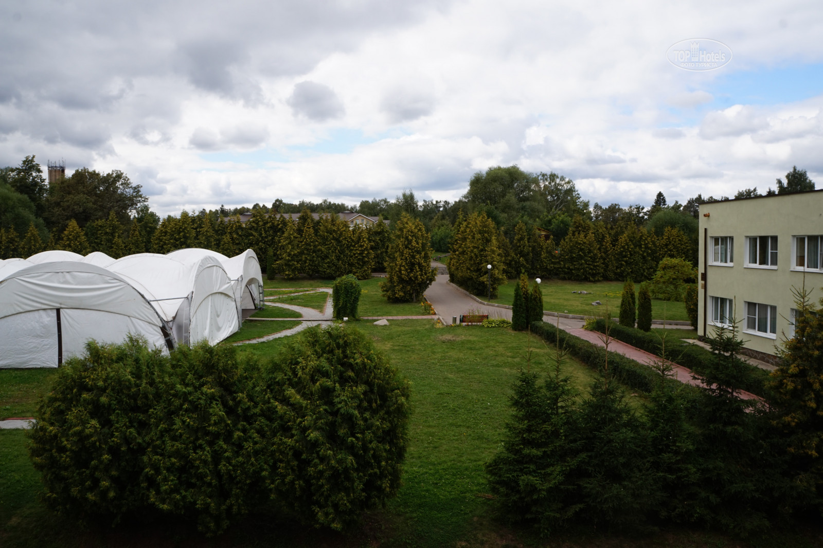 Фореста фестиваль парк. Территория отель Foresta Festival Park. Коттеджный посёлок Фореста фестиваль парк. Фореста парк территория отеля.