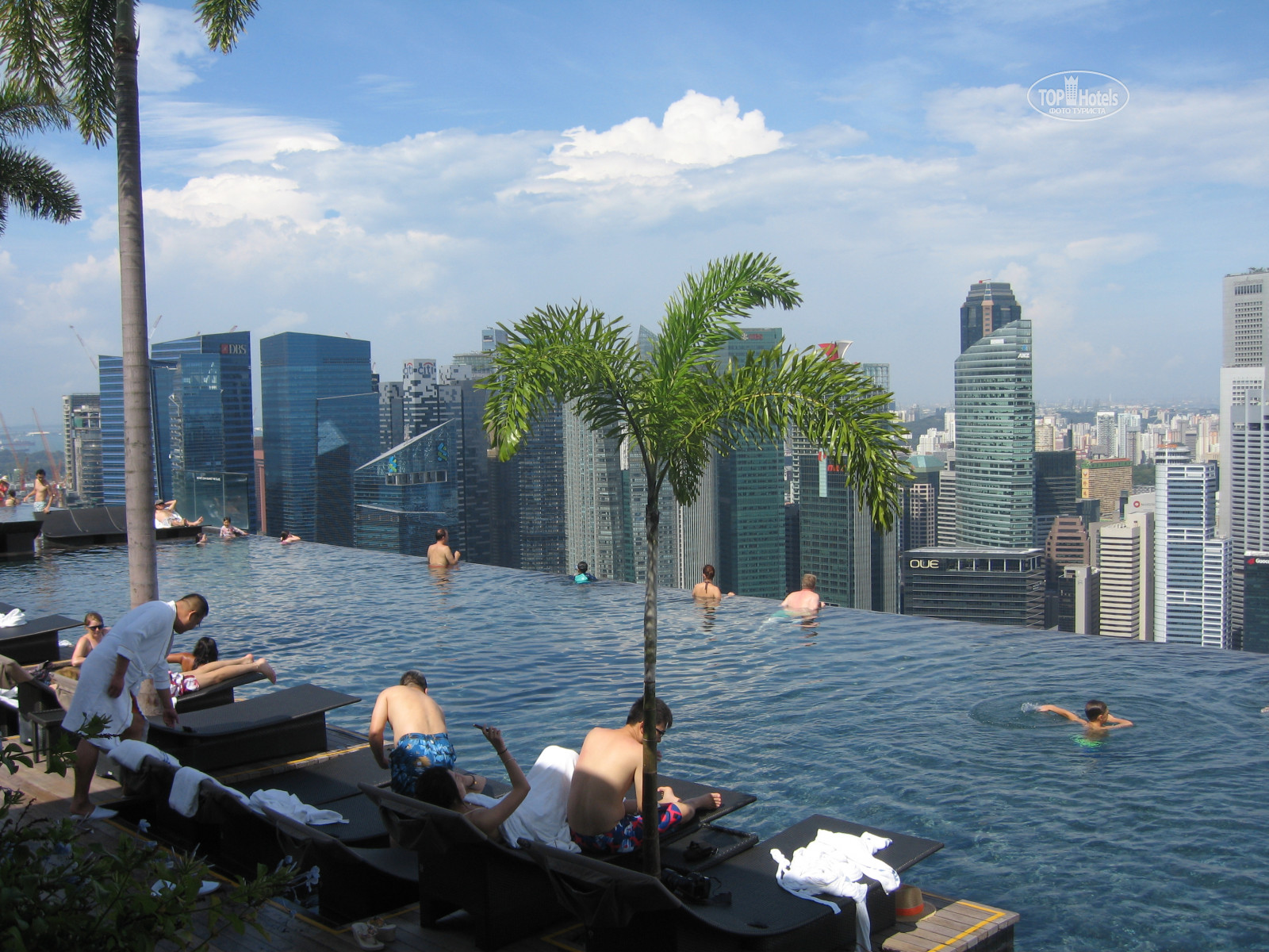 Бассейн на крыше гостиницы в сингапуре