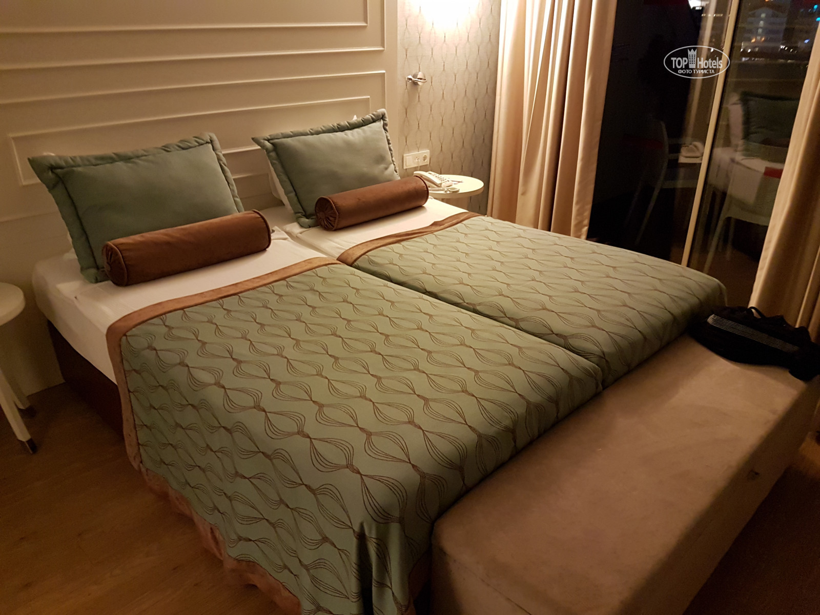 Сдвоенная кровать в гостинице