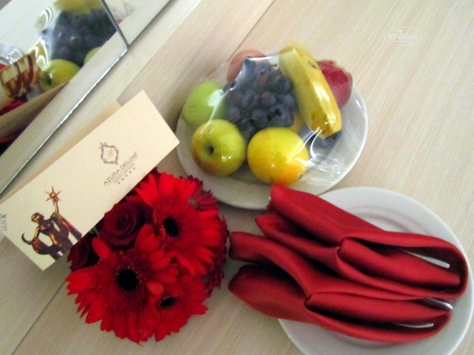 Презент от отеля. Комплимент от отеля для молодоженов. Комплименты в отеле фрукты. Сервировка стола с тортом. Комплимент в гостинице.