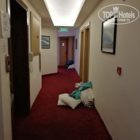 Palmea Hotel 4* Постельные принадлежности на грязном полу - Фото отеля