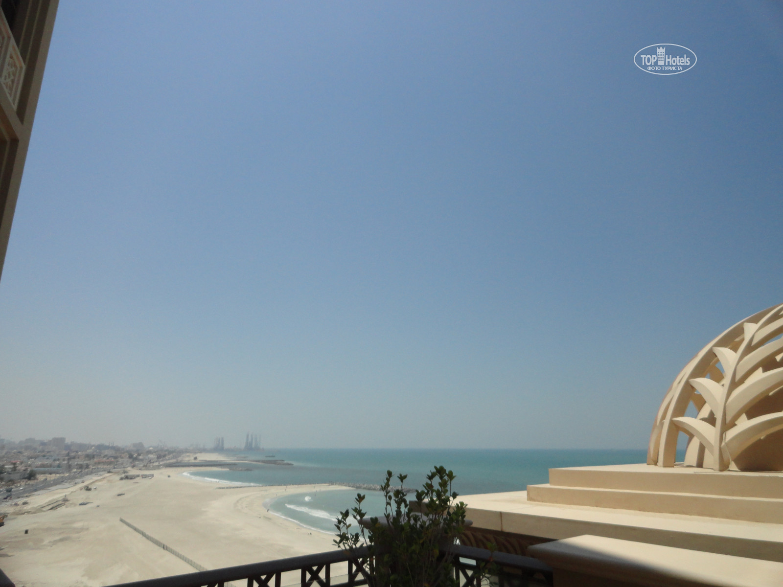 Шарджа отель 5. Отель Sheraton Sharjah Beach Resort & Spa. Шератон Шарджа Бич энд спа 5. Отель Шератон Дубай Шарджа. Пляж Рэдиссон Блю Шарджа.