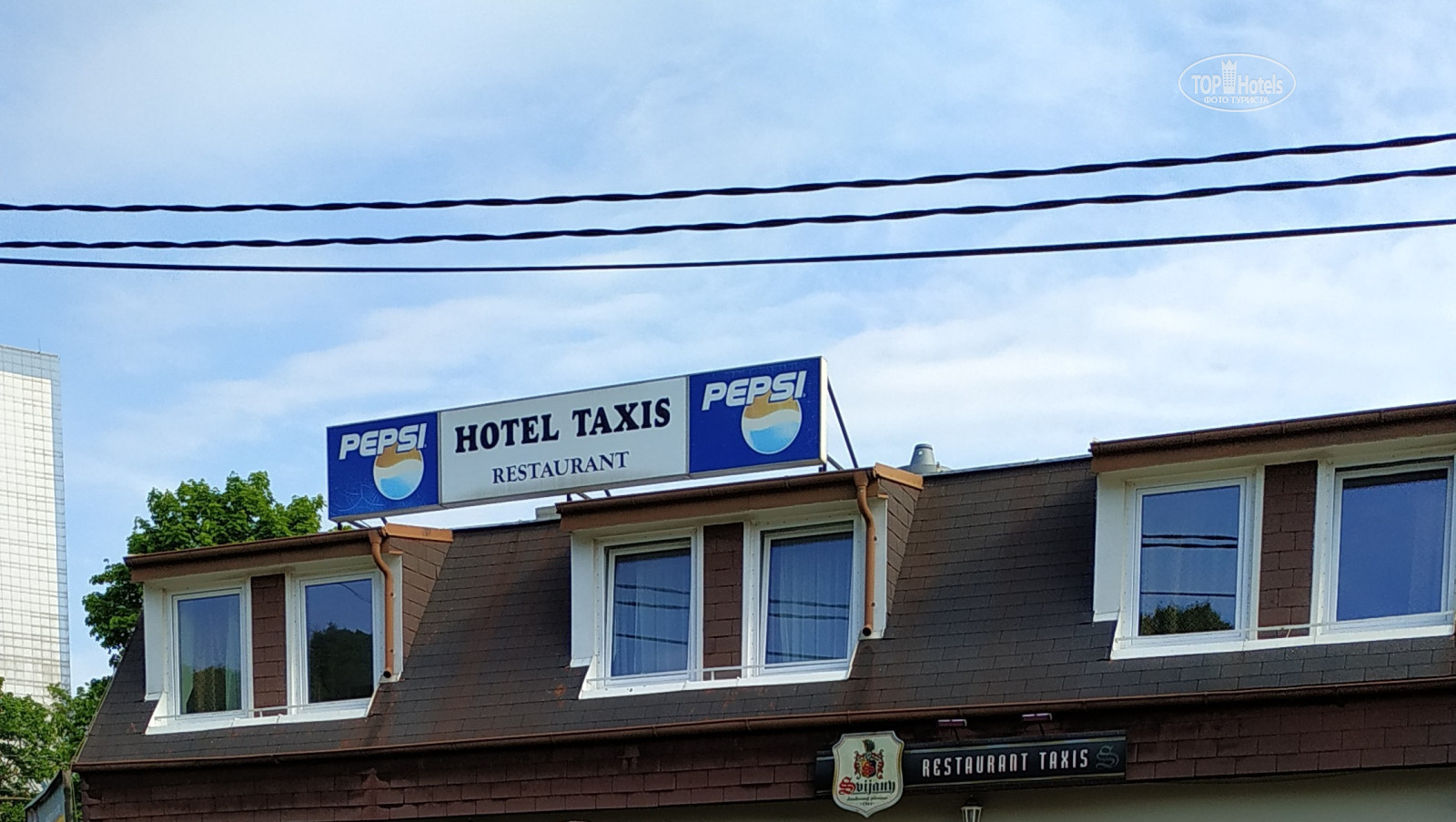 Представительский автомобиль. Стачки 320. Такси у отеля. Такси отель taksi. Такси гостиницы.