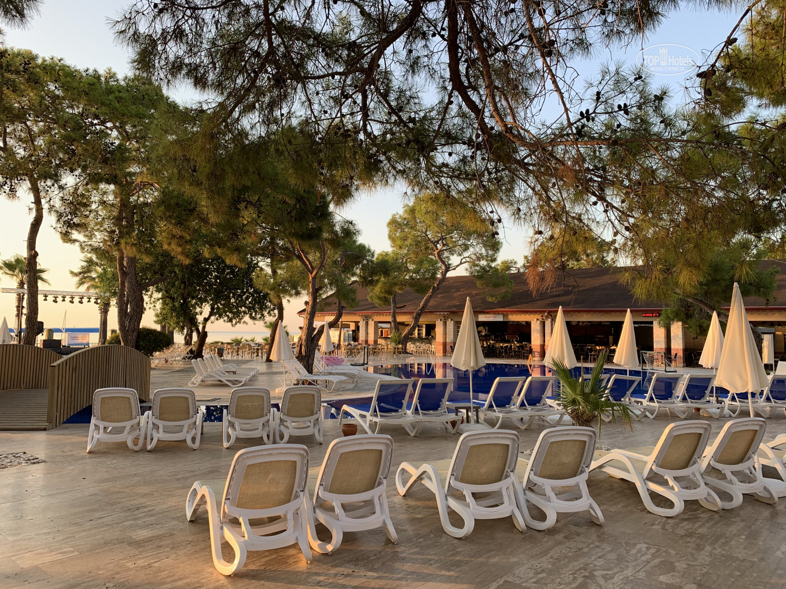 Loxia comfort resort kemer. Fun Sun Family Comfort. Fun&Sun Family Comfort Beach. Fun Sun Family Comfort Beach 5 фото.