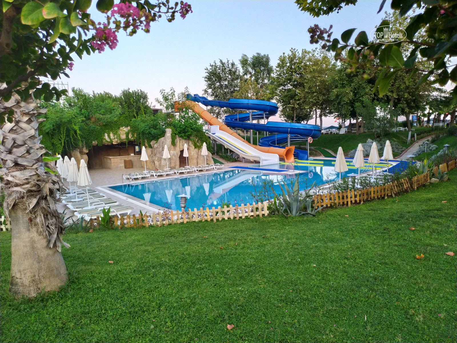 Queens park le jardin resort hotel 5. Квинс парк Ле Жардин Кемер. Queens Park le Jardin 5. Queens Park le Jardin 5 Турция Кемер. Queen`s Park le Jardin пляж.