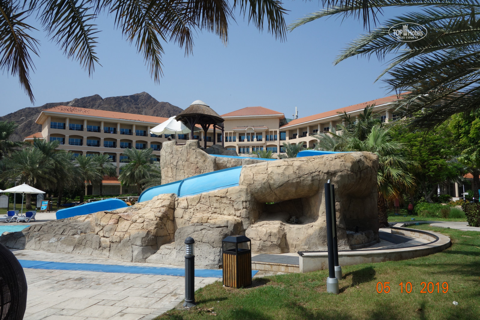 Fujairah Rotana Resort футбольное поле.