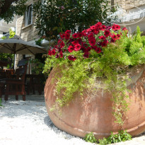Dionysos Central 3* Ресторан отеля у входа в Dionysos, где проходят ужины - Фото отеля