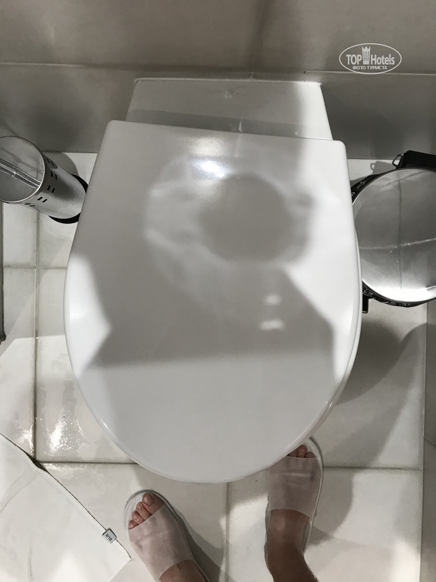 открытый люк на дороге. декоративная заглушка vidima. пп-15-1 с полимерным люком. крышка твист-офф iii-110. канализационный люк на дороге.